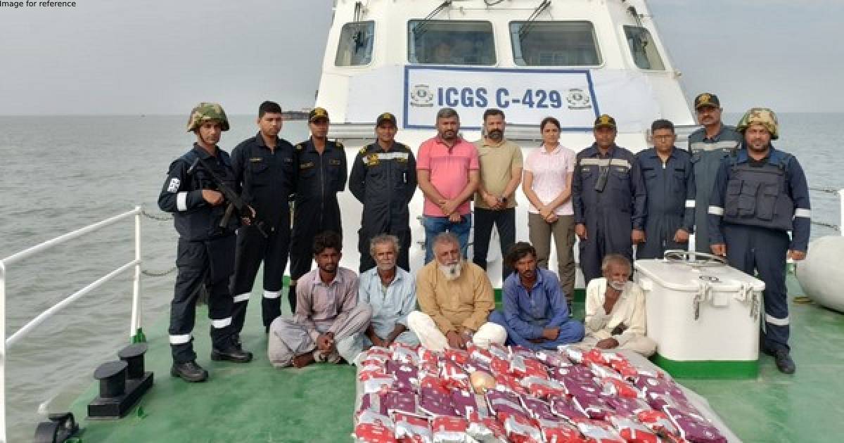Pakistani boat apprehended in Gujarat; heroin worth Rs 350 crore seized